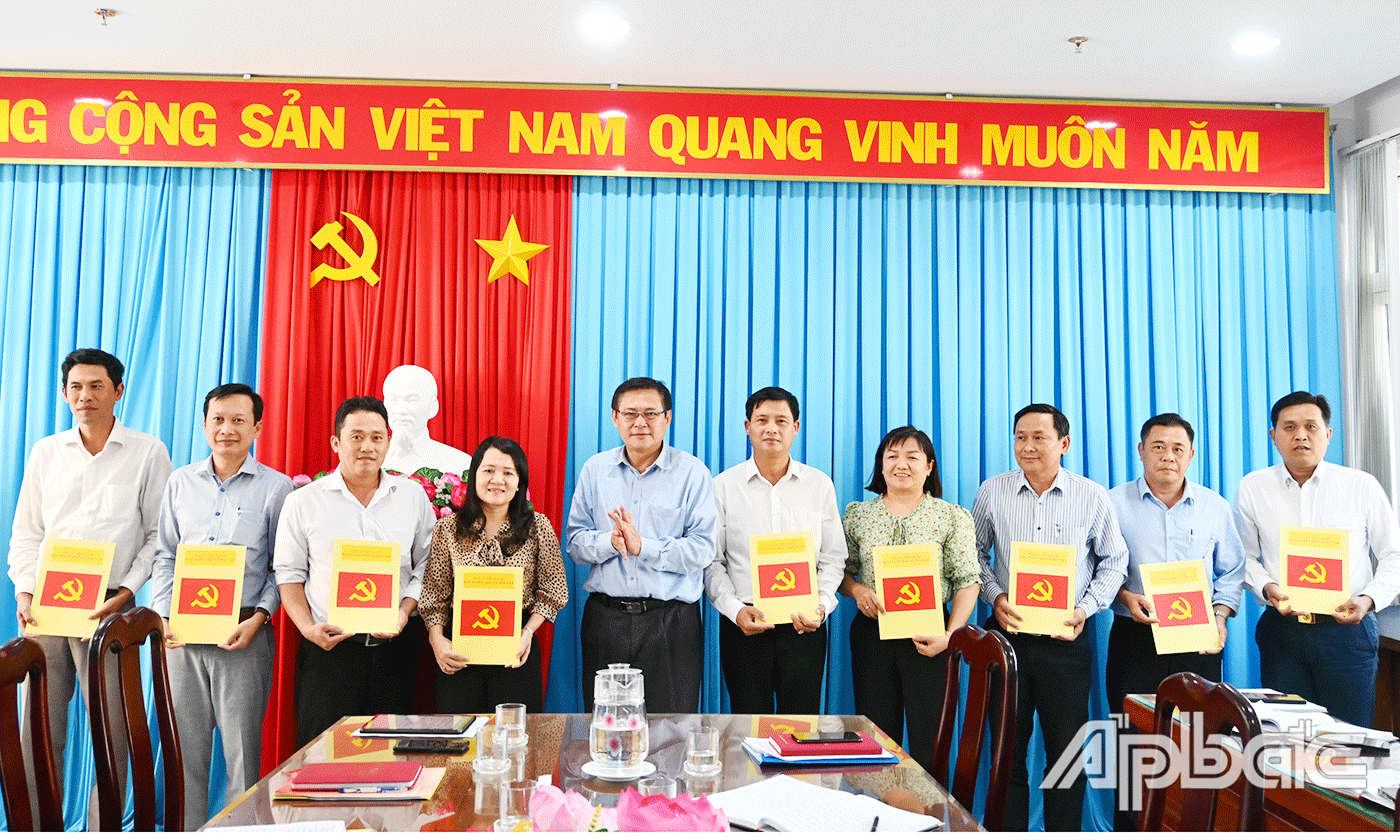 Đồng chí Đỗ Tấn Hùng, Ủy viên Ban Thường vụ Tỉnh uỷ, Trưởng Ban Tuyên giáo và Dân vận Tỉnh ủy trao Quyết định bổ nhiệm lãnh đạo các phòng chuyên môn trực thuộc Ban.