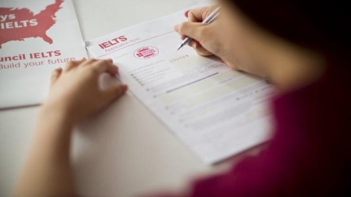 Tất cả thí sinh thi trên giấy sẽ làm đề giống nhau ở 3 kỹ năng Nghe – Đọc – Viết (Ảnh minh họa)