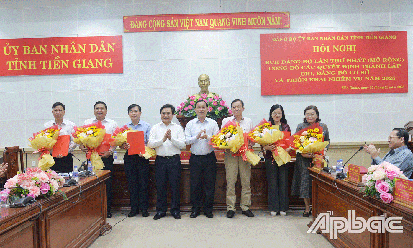 Đồng chí Nguyễn Văn Vĩnh, Bí thư Đảng ủy trao quyết định và đồng chí Trần Văn Dũng, Phó Bí thư thường trực Đảng ủy tặng hoa chúc mừng cho các Chi, Đảng bộ.