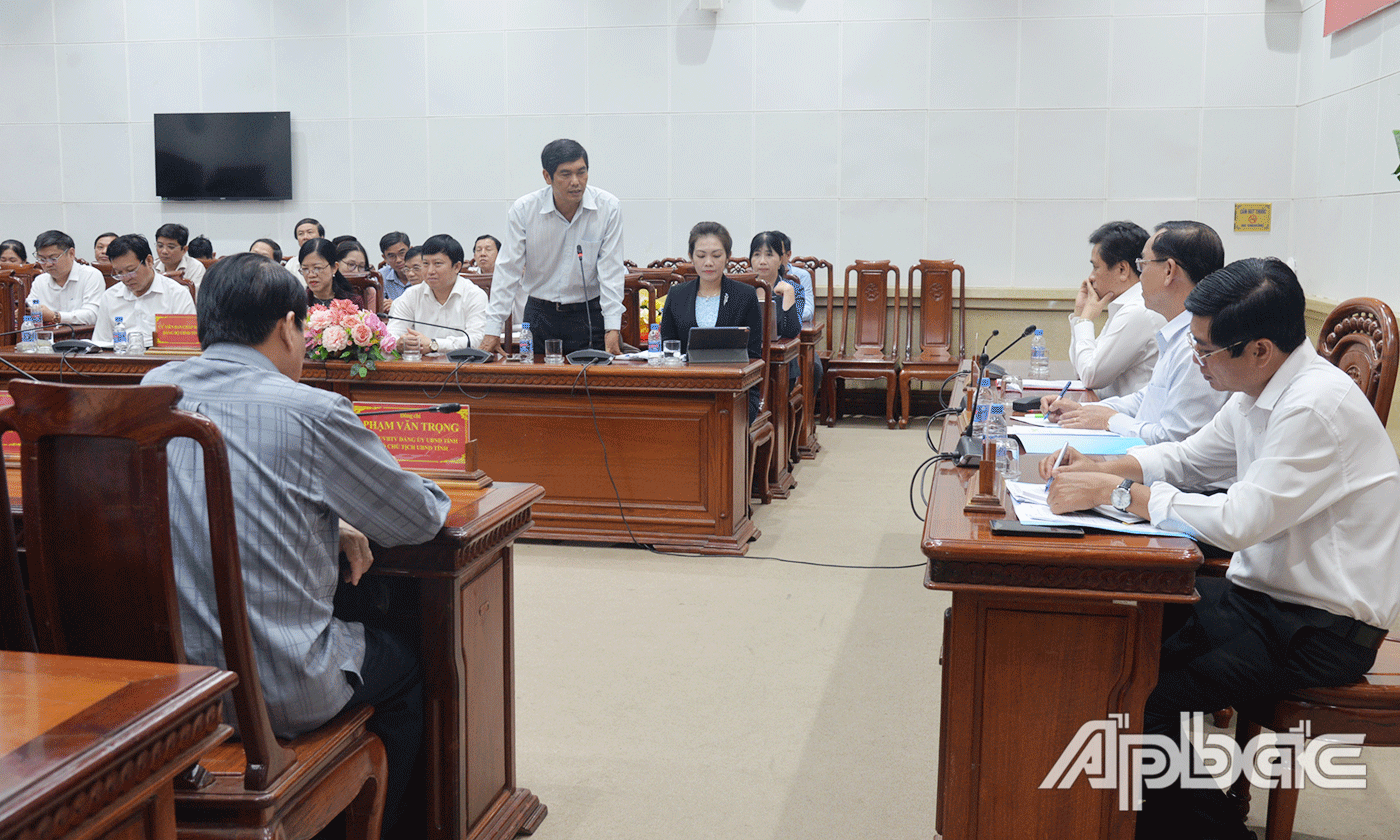 Đại biểu đóng góp ý kiến tại hội nghị.