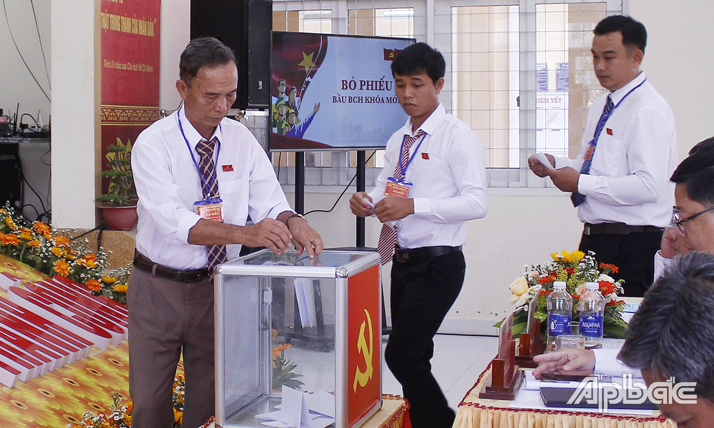 Đại biểu tham gia bầu cử tại Đại hội.