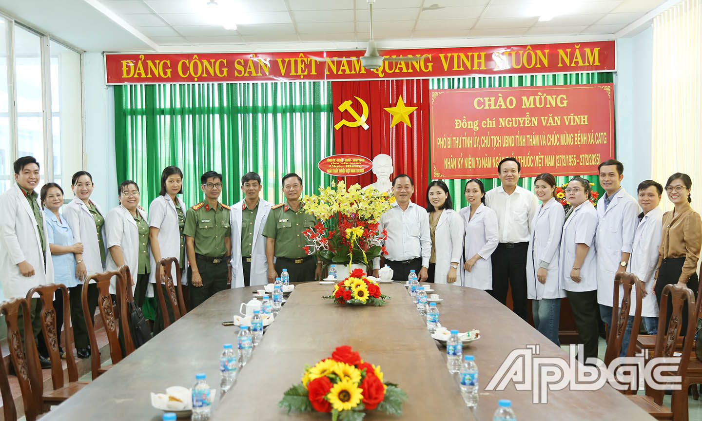 Đồng chí Nguyễn Văn Vĩnh cùng lãnh đạo Sở y tế tặng hoa chúc mừng.