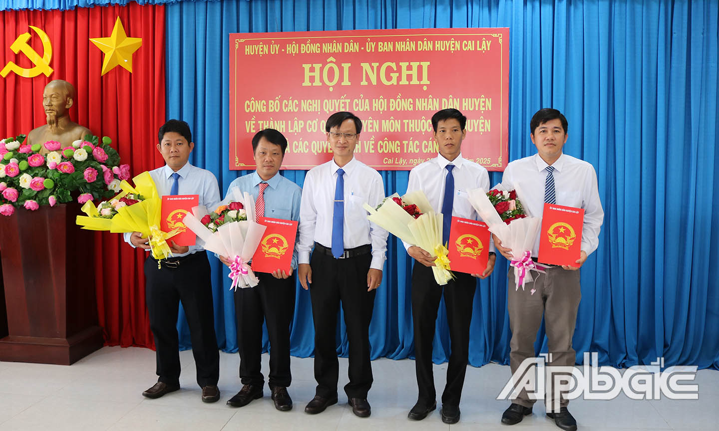 Chủ tịch UBND huyện trao Quyết định điều động, bổ nhiệm Trưởng phòng và Phó Trưởng phòng Phòng Nội vụChủ tịch UBND huyện trao Quyết định điều động, bổ nhiệm Trưởng phòng và Phó Trưởng phòng Phòng Nội vụ