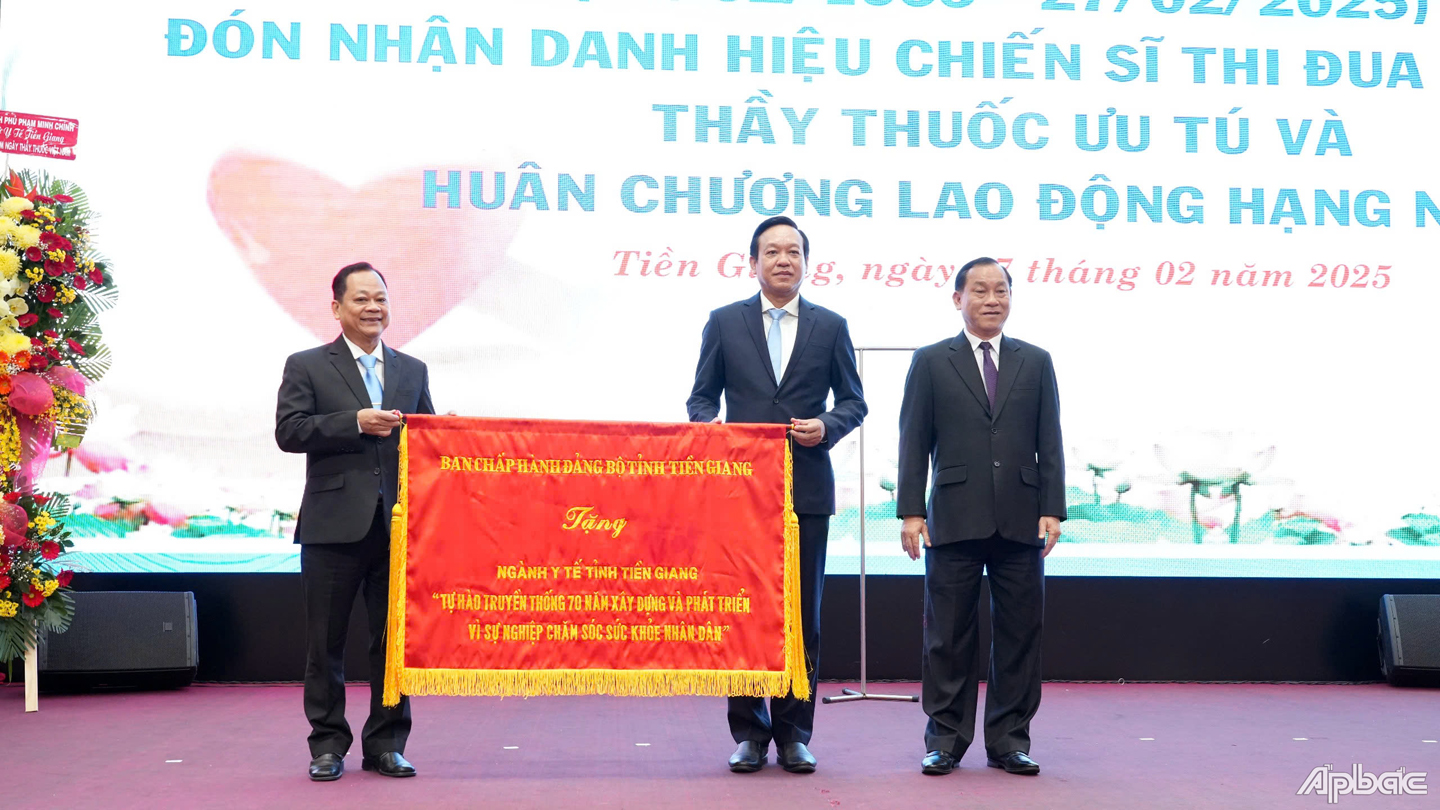Đồng chí Nguyễn Văn Vĩnh, Phó Bí thư Tỉnh ủy, Chủ tịch UBND tỉnh trao đến Ban giám đốc Sở y tế bức trướng của Ban Chấp hành Đảng bộ tỉnh tặng ngành y tế Tiền Giang, mang dòng chữ: “Tự hào truyền thống 70 năm xây dựng và phát triển - Vì sự nghiệp chăm sóc sức khỏe Nhân dân”.