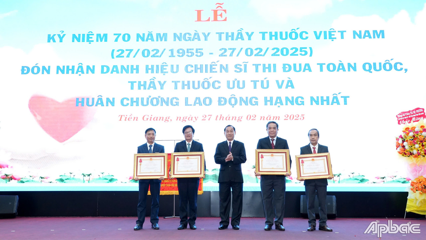 Đồng chí Nguyễn Văn Vĩnh, Phó Bí thư Tỉnh ủy, Chủ tịch UBND tỉnh trao Huân chương Lao động hạng Nhất của Chủ tịch Nước đến Thầy thuốc nhân dân Tạ Văn Trầm, Giám đốc Bệnh viện đa khoa Tiền Giang và trao Huân chương Lao động hạng Ba đến các thầy thuốc có nhiều cống hiến cho ngành y tế