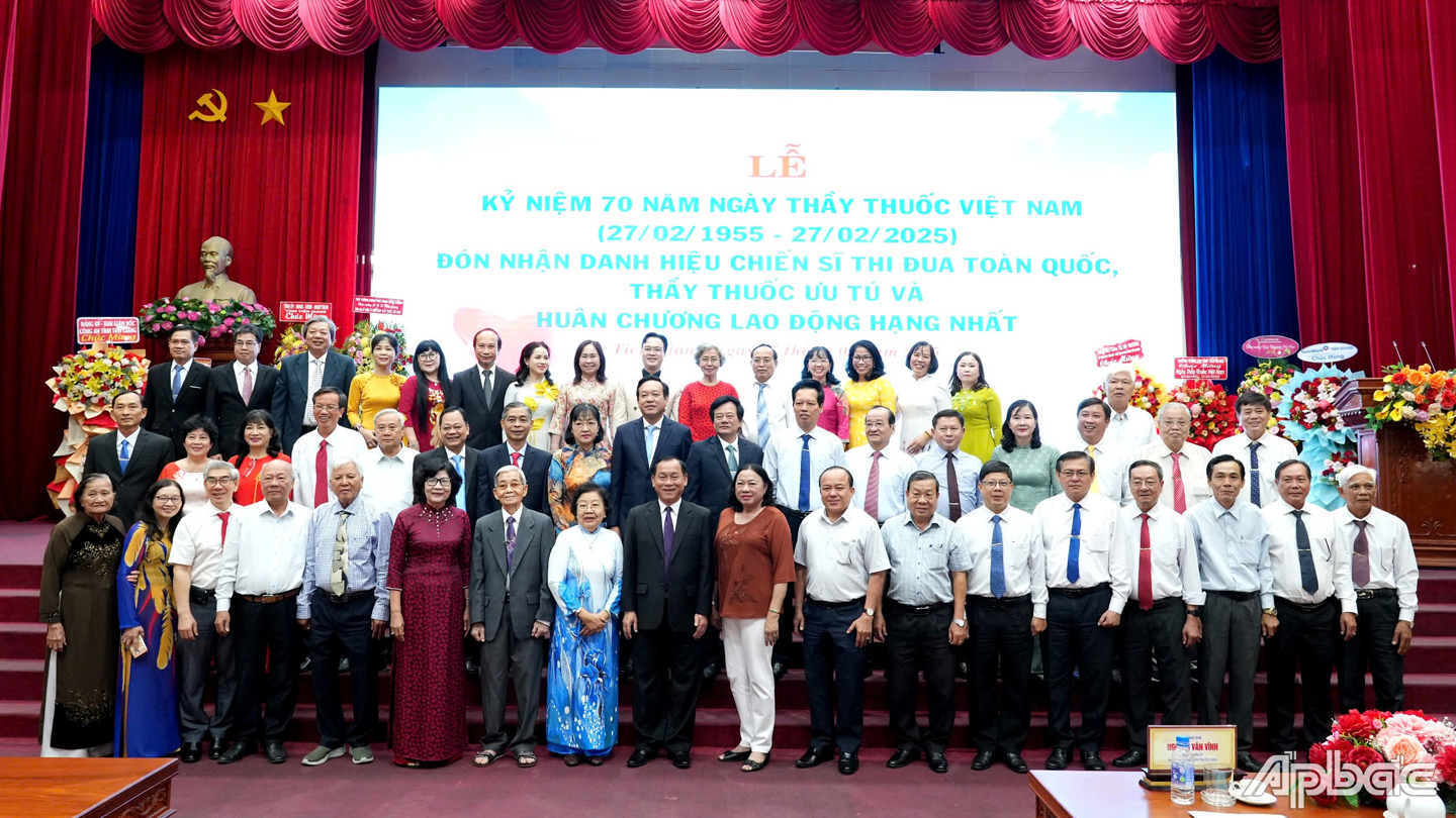 Đại biểu chụp ảnh lưu niệm