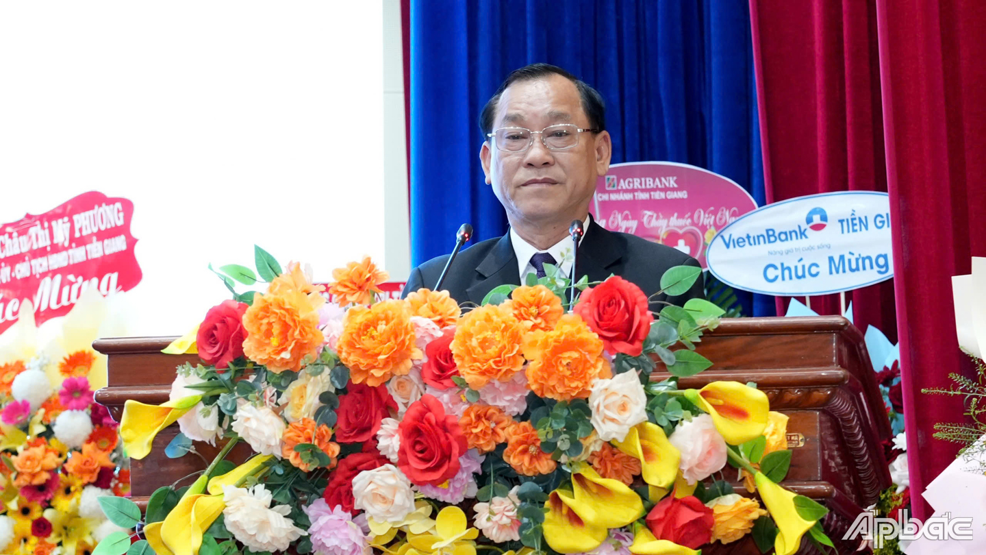 Đồng chí Nguyễn Văn Vĩnh, Chủ tịch UBND tỉnh phát biểu chúc mừng cán bộ, viên chức ngành y tế