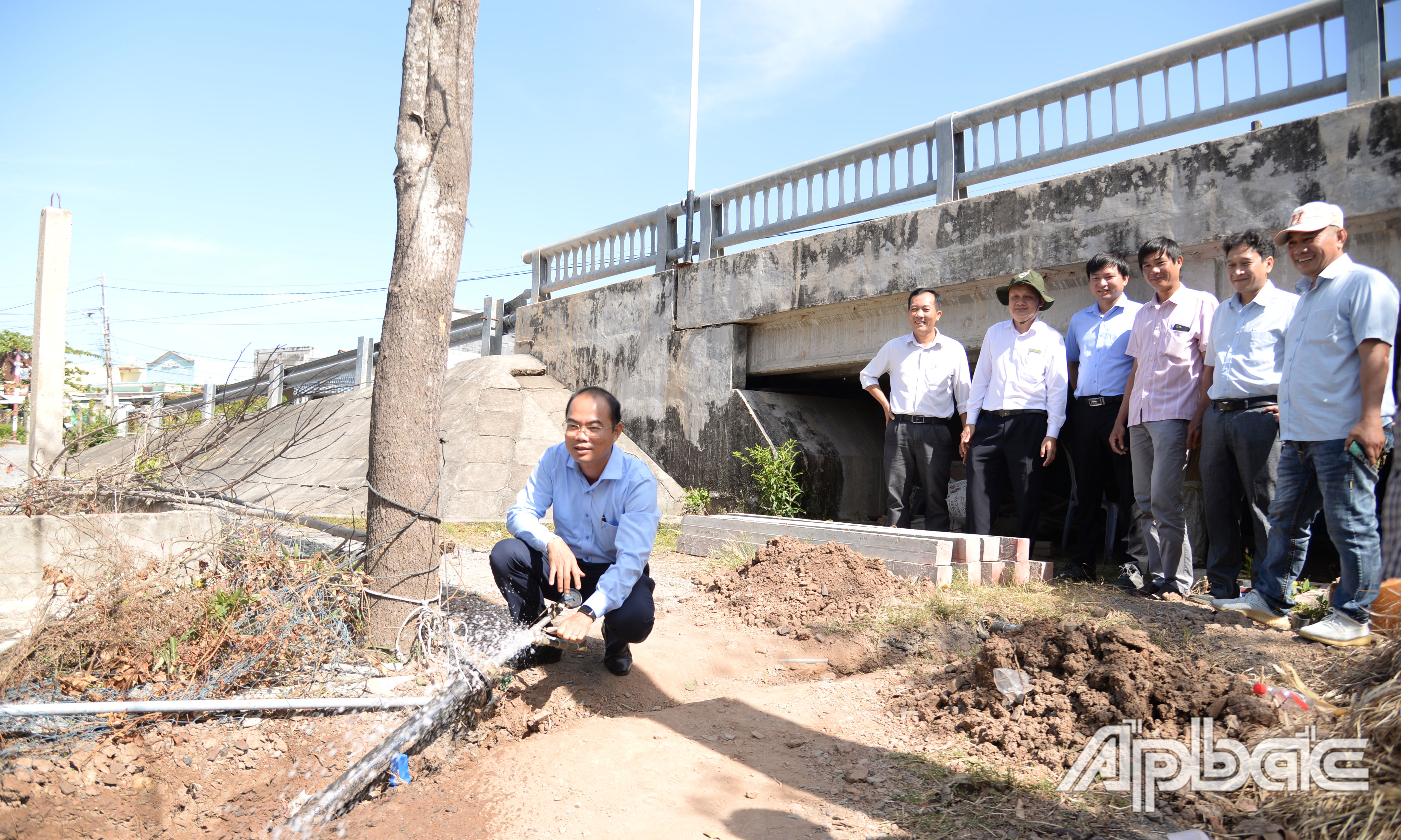 Đồng chí Nguyễn Đức Thịnh kiểm tra, nghiệm thu tuyến đường ống dẫn nước sinh hoạt tại ấp Pháo Đài, xã Phú Tân, huyện Tân Phú Đông.