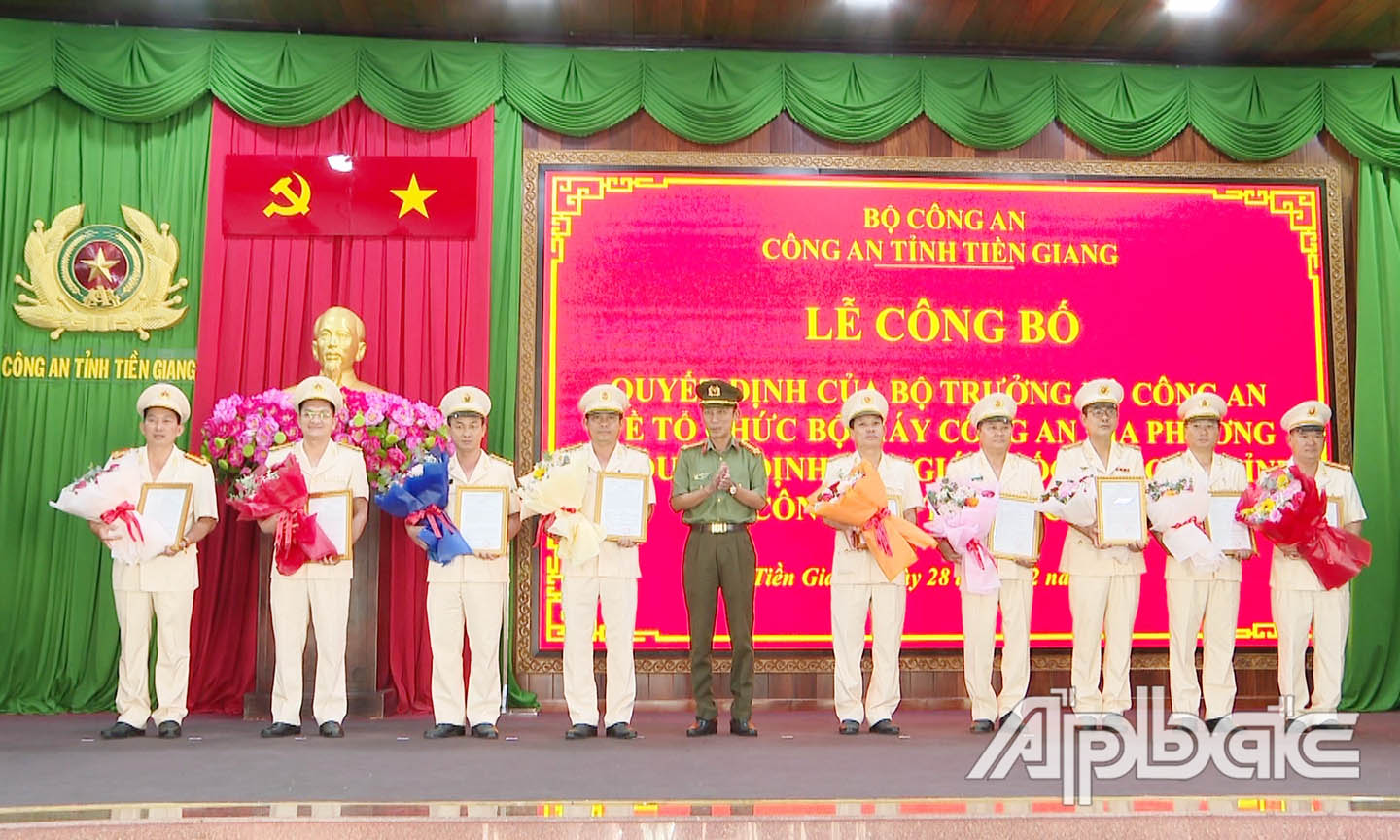 Đại tá Nguyễn Văn Nhựt, Giám đốc Công an tỉnh trao  