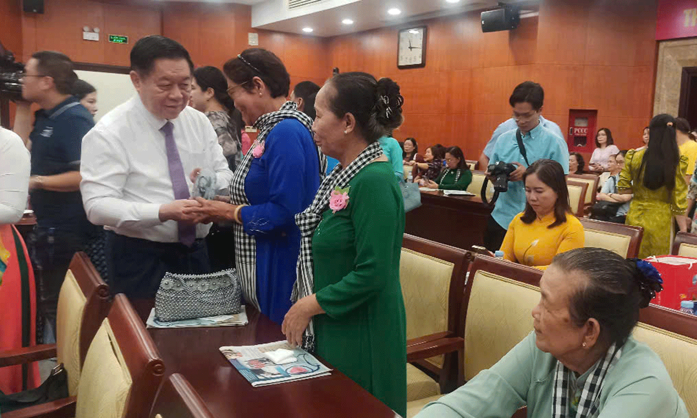 Nguyễn Trọng Nghĩa - Ủy viên Bộ Chính trị, Bí thư Trung ương Đảng, Trưởng Ban Tuyên giáo và Dân vận Trung ương thăm hỏi nữ cựu tù tỉnh Tiền Giang.