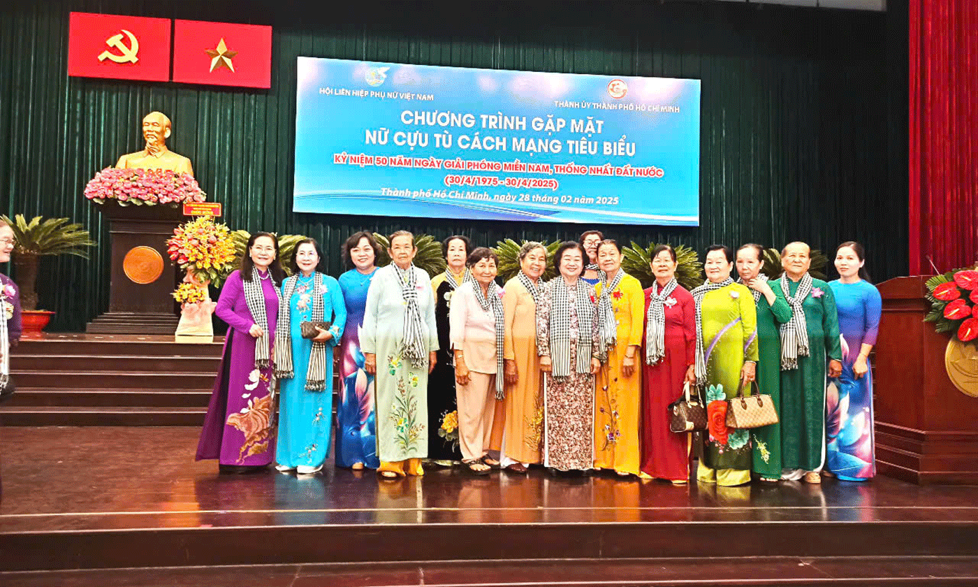 Đồng chí Trương Mỹ Hoa - nguyên Bí thư Trung ương Đảng, nguyên Phó Chủ tịch nước, nguyên Chủ tịch Hội LHPN Việt Nam chụp ảnh cùng đoàn đại biểu tỉnh Tiền Giang.