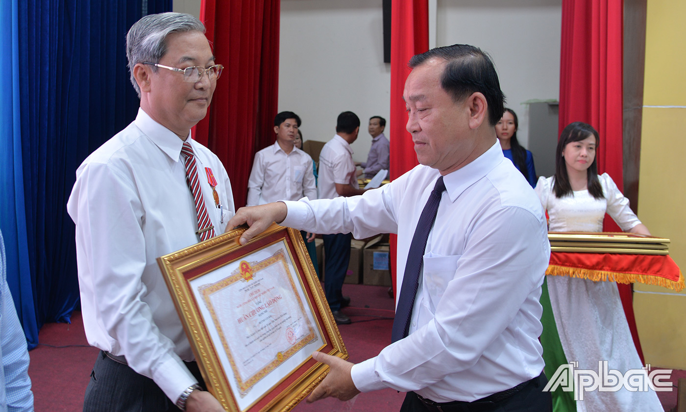 thừa ủy quyền của Chủ tịch nước, lãnh đạo UBND tỉnh trao tặng Huân chương Lao động hạng Nhì cho 02 cá nhân