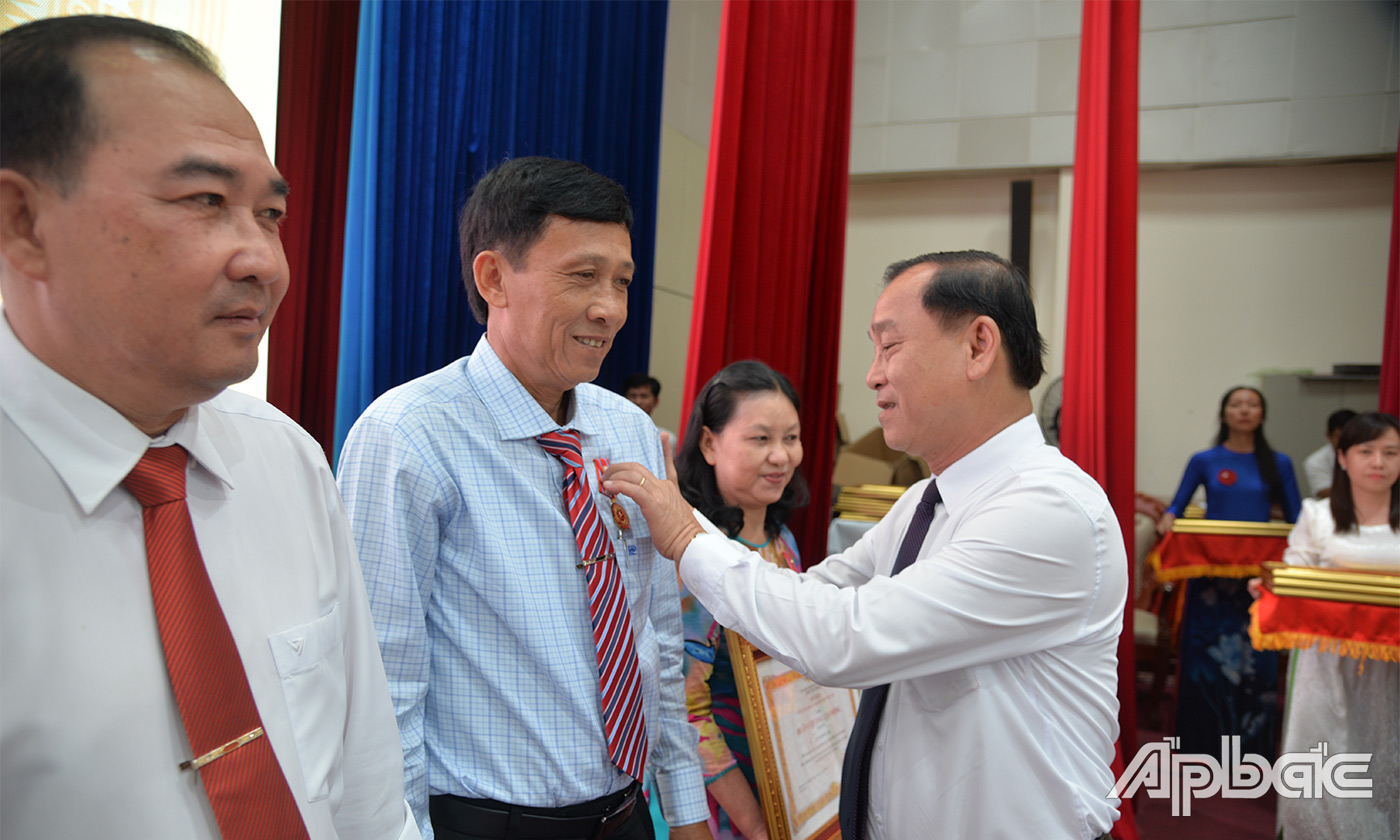 Thừa ủy quyền của Chủ tịch nước, lãnh đạo UBND tỉnh trao tặng Huân chương Lao động hạng Ba cho các cá nhân