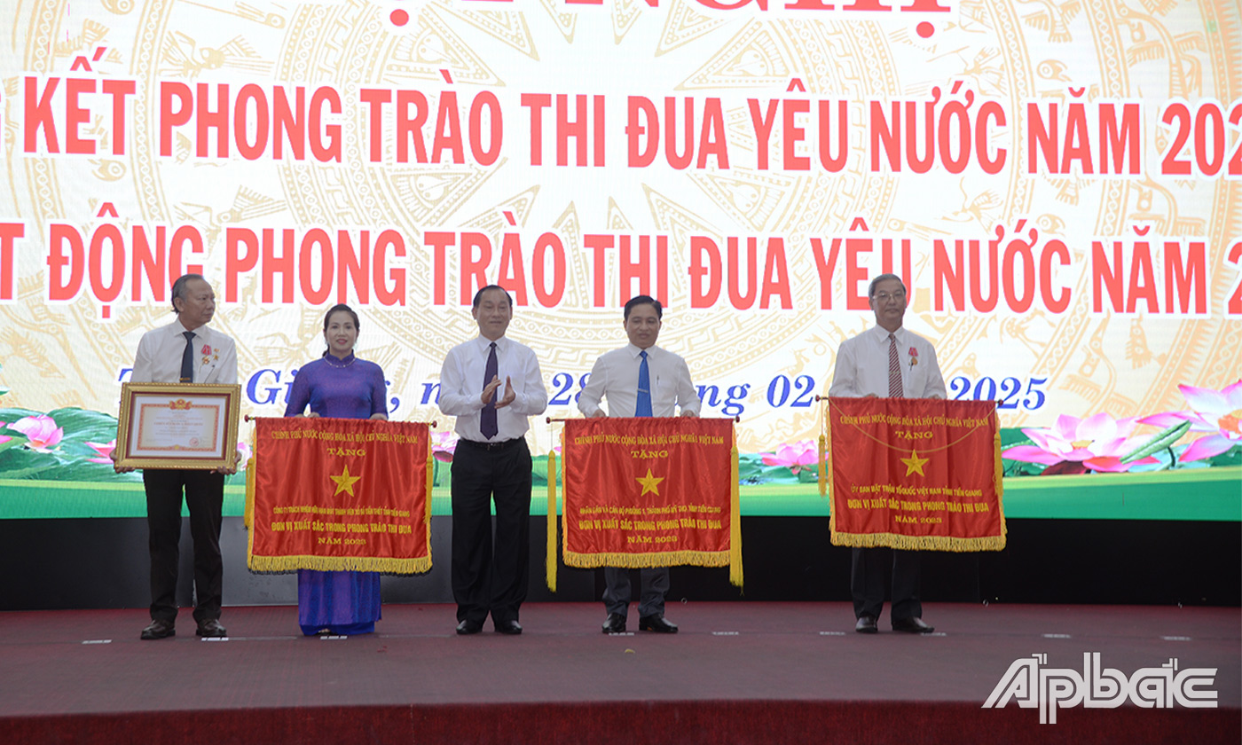 Thừa ủy quyền của Chủ tịch nước, lãnh đạo UBND tỉnh trao tặng Huân chương Lao động hạng Ba cho các cá nhân