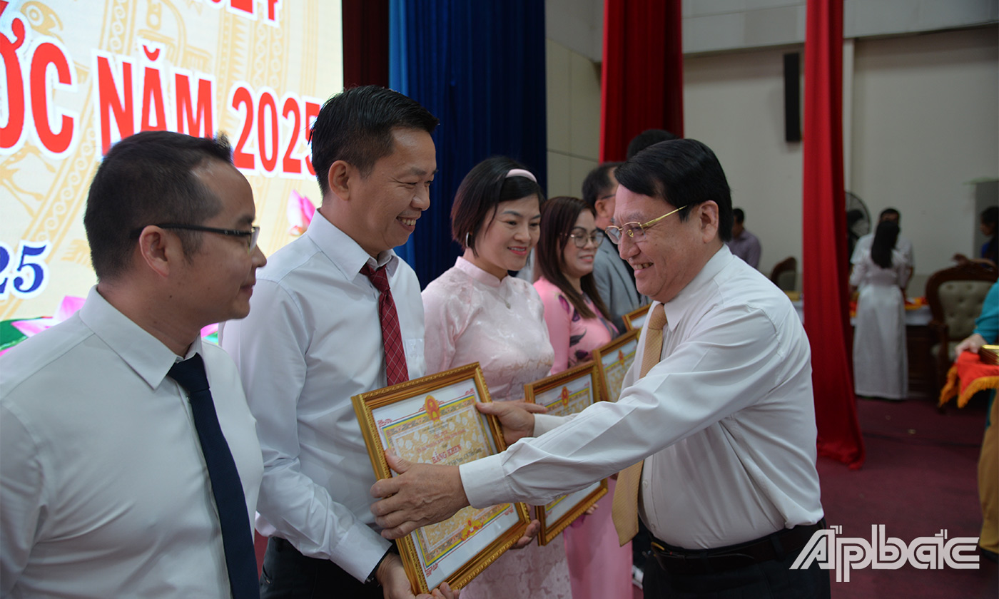 Lãnh đạo UBND tỉnh trao Bằng khen cho các tập thể