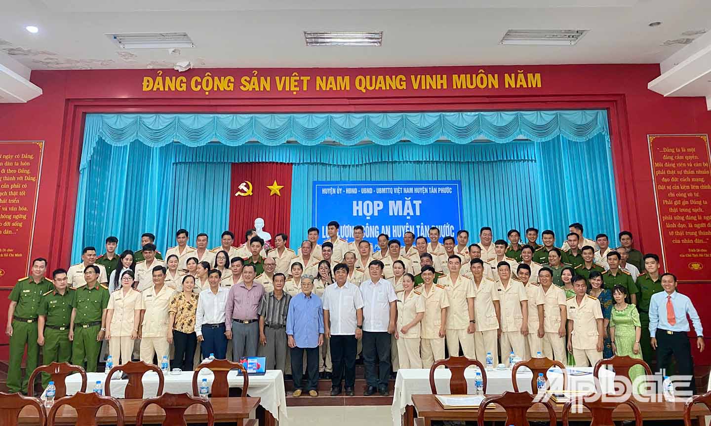 Các đại biểu chụp ảnh lưu niệm tại buổi họp mặt.