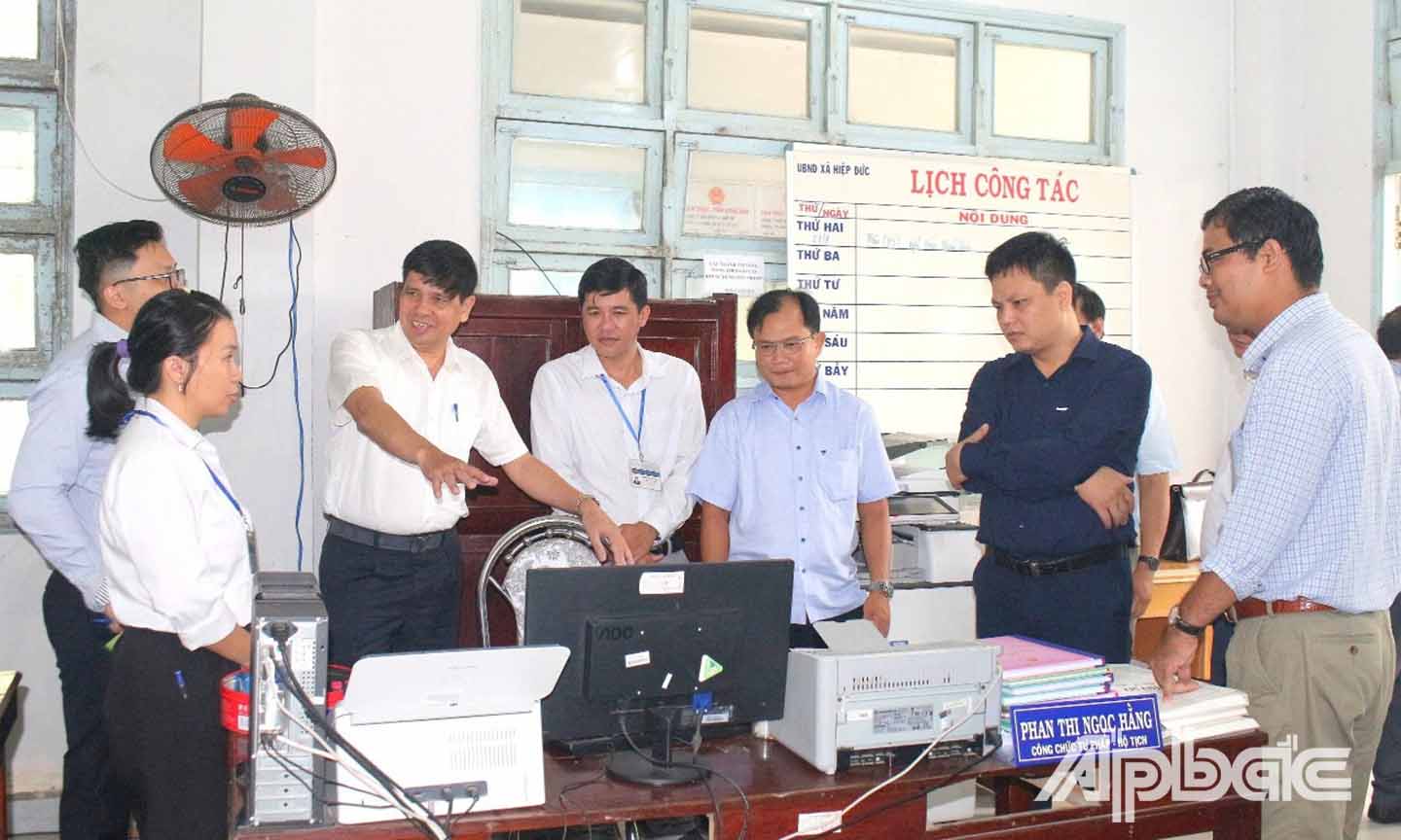Đoàn công tác của Ban Chỉ đạo Cải cách hành chính của Chính phủ kiểm tra việc tiếp nhận và giải quyết TTHC tại Bộ phận Tiếp nhận và Trả kết quả huyện Cai Lậy. Ảnh: SỬU MINH