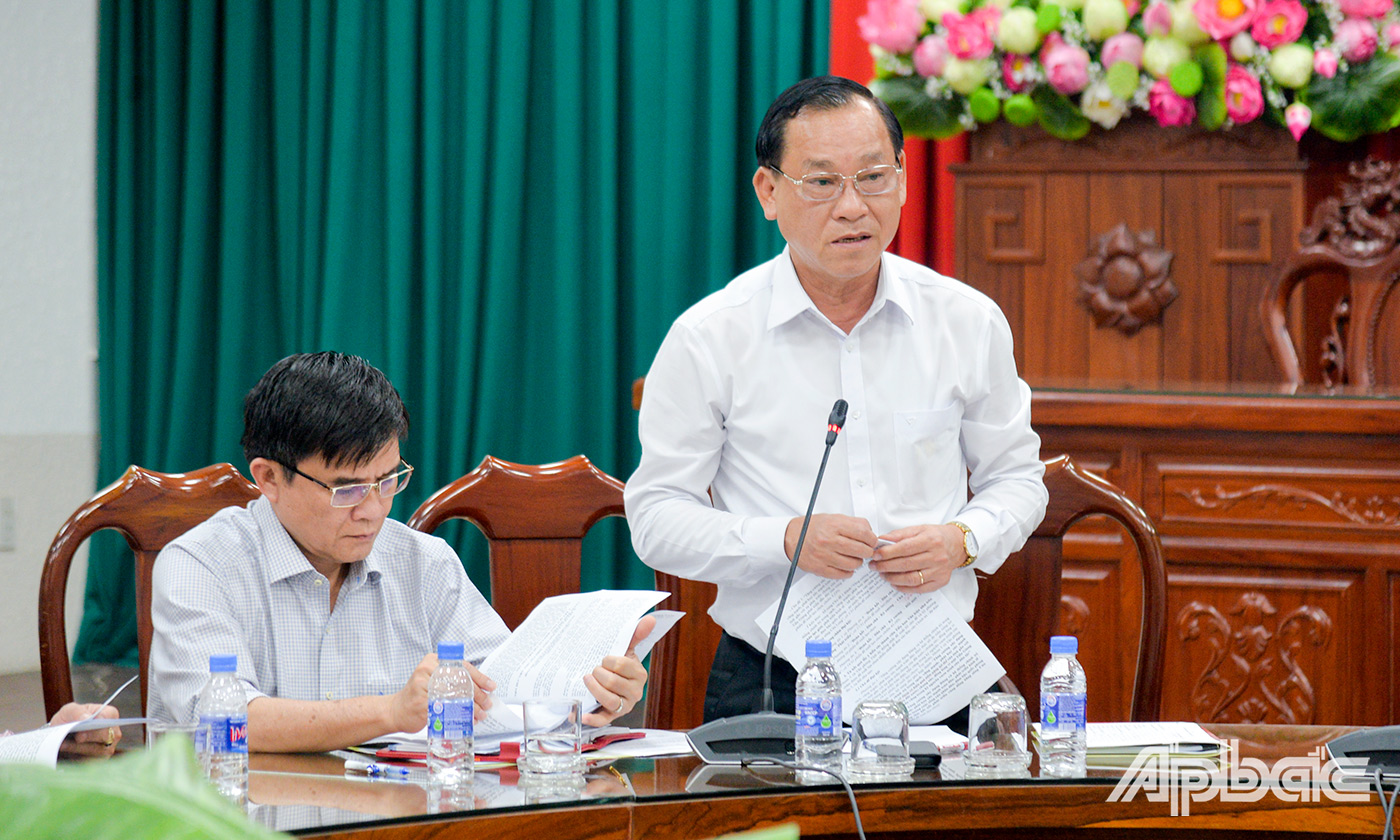 Đồng chí Nguyễn Văn Vĩnh phát biểu tại cuộc họp.