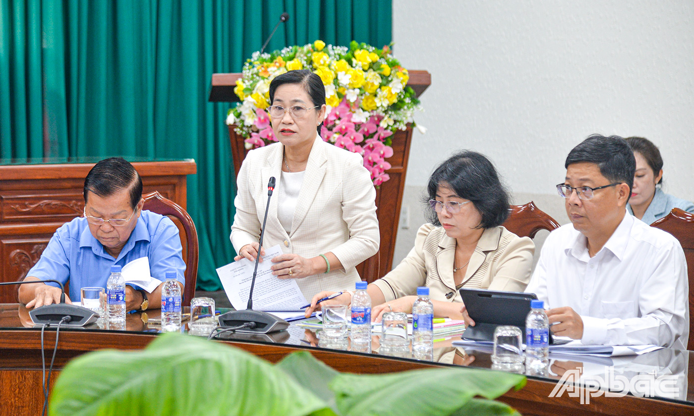 Đồng chí Châu Thị Mỹ Phương, Ủy viên Ban Thường vụ Tỉnh ủy, Chủ tịch HĐND tỉnh phát biểu tại cuộc họp.