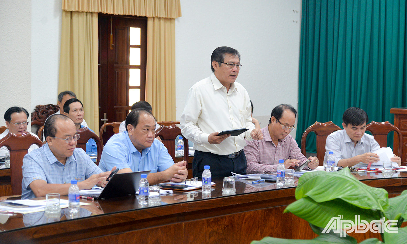 Đồng chí Đỗ Tấn Hùng, Ủy viên Ban Thường vụ, Trưởng Ban Tuyên giáo và Dân vận Tỉnh ủy phát biểu tại cuộc họp.