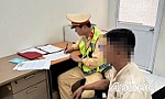 Tài xế vừa dùng điện thoại vừa lái xe trên cao tốc bị phạt 5 triệu đồng