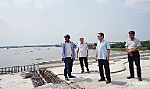 Phó Chủ tịch UBND tỉnh Tiền Giang Phạm Văn Trọng kiểm tra tiến độ cầu Tân Phong