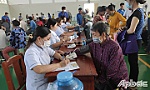 Khám bệnh cho gia đình chính sách, hộ nghèo và trao học bổng cho học sinh