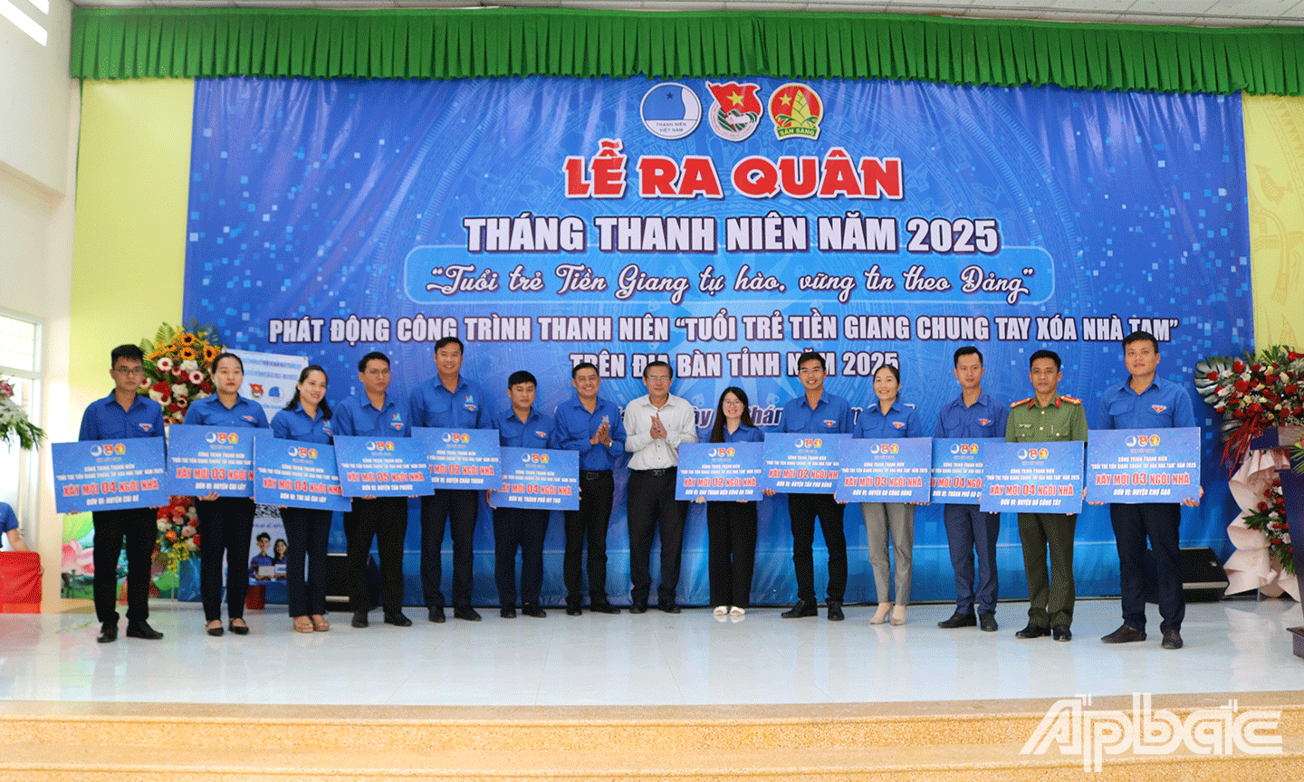 Ban Thường vụ Tỉnh Đoàn giao nhiệm vụ thực hiện Công trình thanh niên “Tuổi trẻ Tiền Giang chung tay xóa nhà tạm năm 2025” cho các huyện, thành, thị Đoàn và Đoàn trực thuộc.