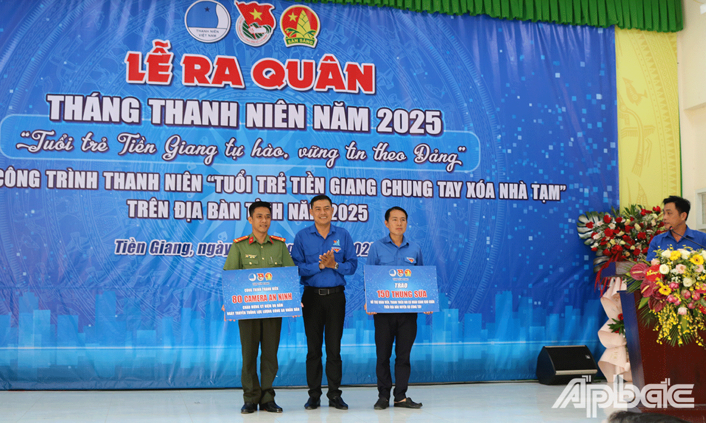 theo trao biển tượng trưng công trình 80 Camera an ninh chào mừng kỷ niệm 80 năm ngày truyền thống lực lượng Công an nhân dân và 150 thùng sữa cho đoàn viên, thanh niên có hoàn cảnh khó khăn trên địa bàn huyện Gò Công Tây.