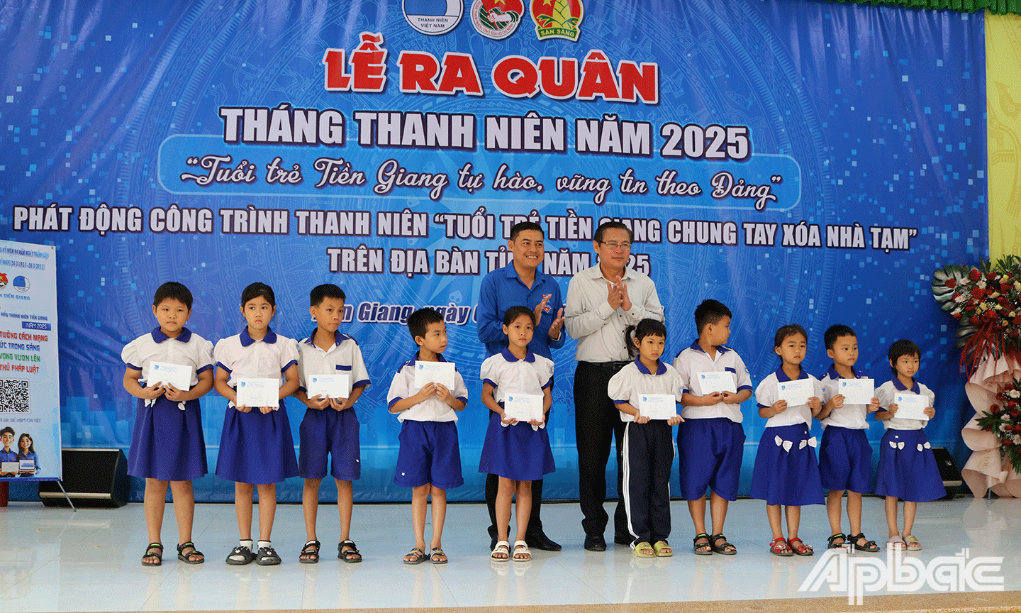 Ban Thường vụ Tỉnh Đoàn trao 20 suất học bổng cho các học sinh vượt khó học tốt