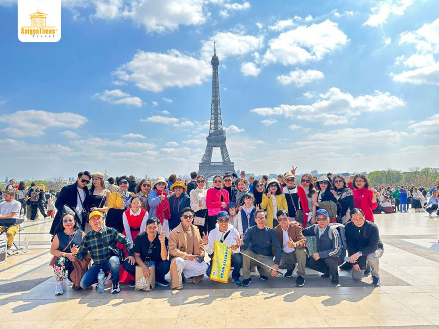 Đoàn khách Saigontimes Travel Check-in Tháp Eiffel Pháp.