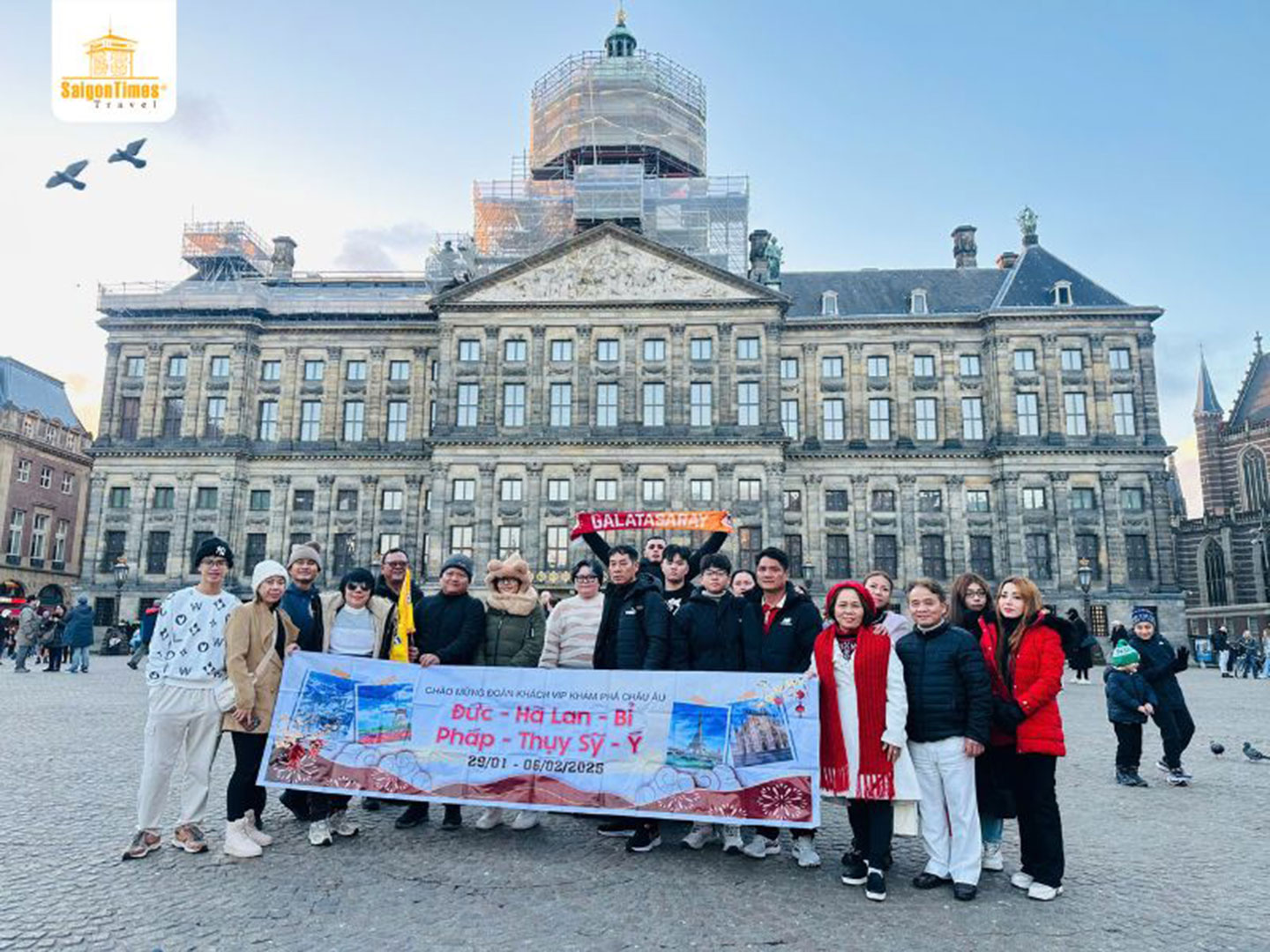 Đoàn khách đi tour du lịch Châu Âu của Saigontimes Travel.