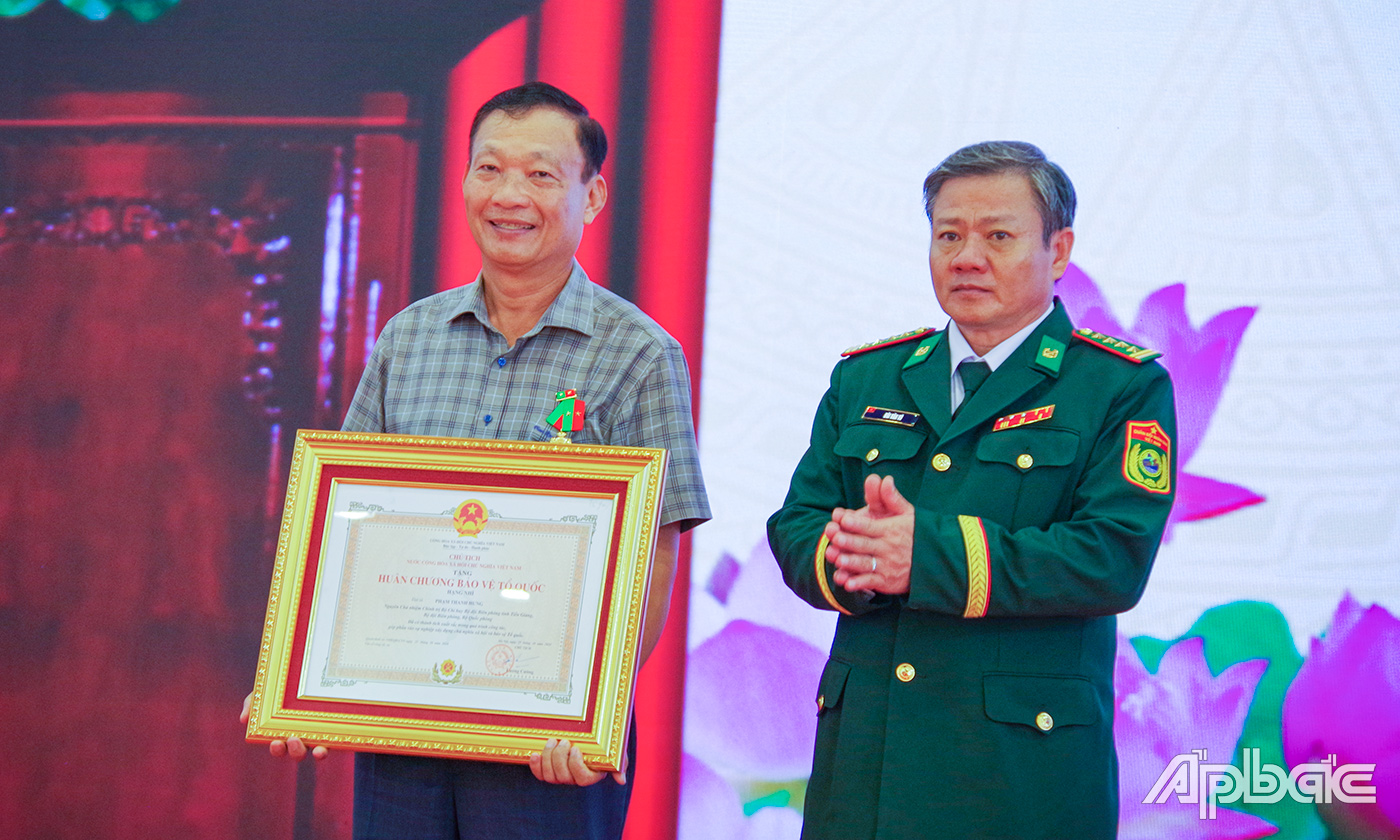 Đại tá Bùi Văn Vũ, Chính ủy BĐBP tỉnh thừa uỷ quyền trao Huân chương bảo vệ Tổ quốc hạng Nhì cho Đại tá Phạm Thanh Hưng, nguyên Chủ nhiệm Chính trị BĐBP tỉnh.