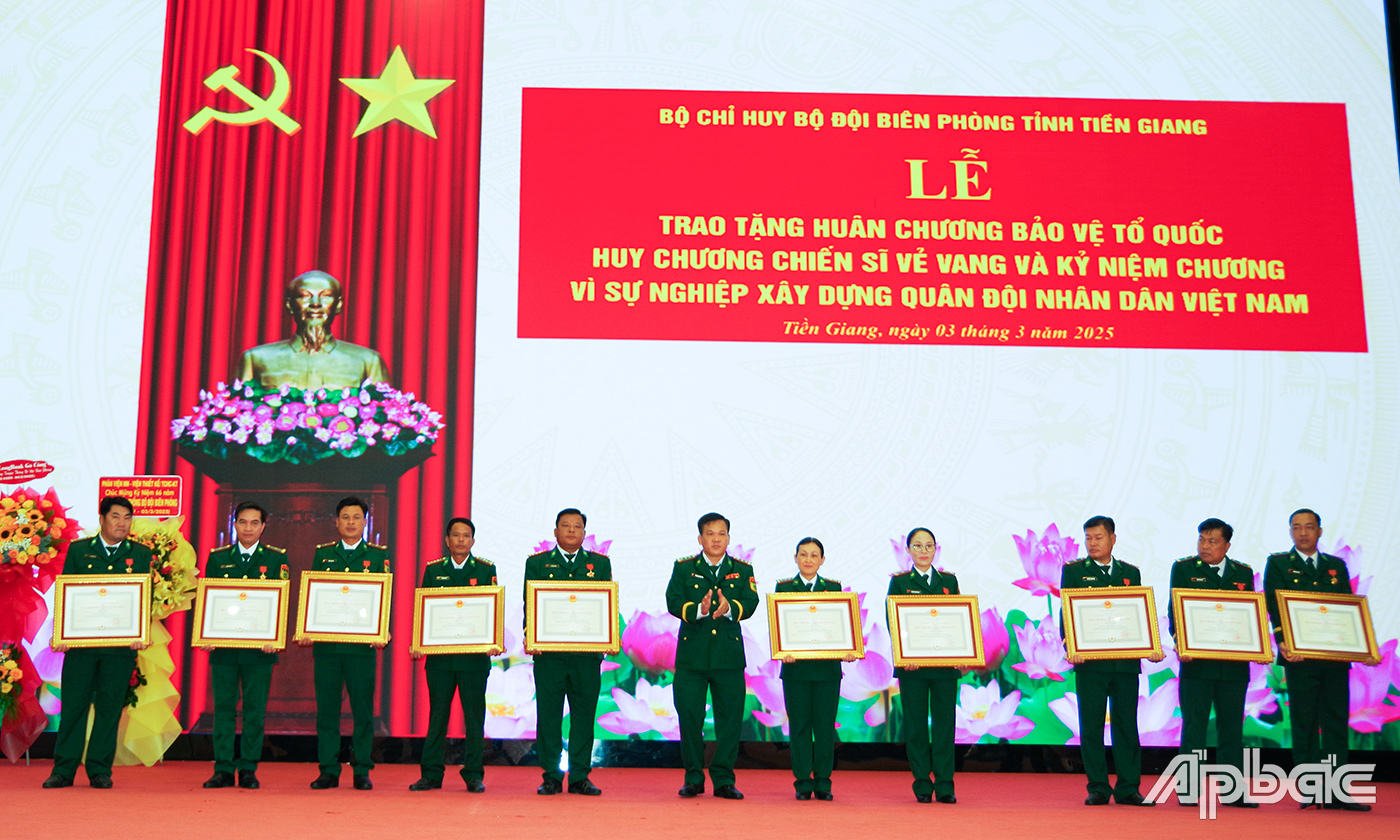 Thượng tá Trương Thành Tiến, Chỉ huy trưởng BĐBP tỉnh trao Huy chương Chiến sĩ vẻ vang hạng Nhất cho các đồng chí phục vụ 20 năm liên tục trong lực lượng vũ trang.