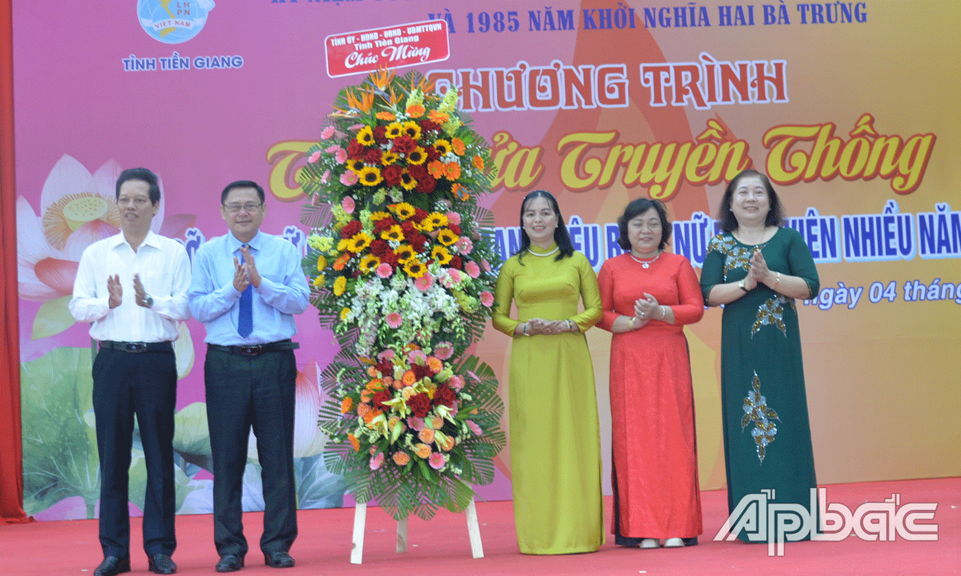 Tỉnh uỷ, HĐND, UBND, Uỷ ban MTTQ tỉnh tặng hoa chúc mừng Hội LHPN tỉnh.
