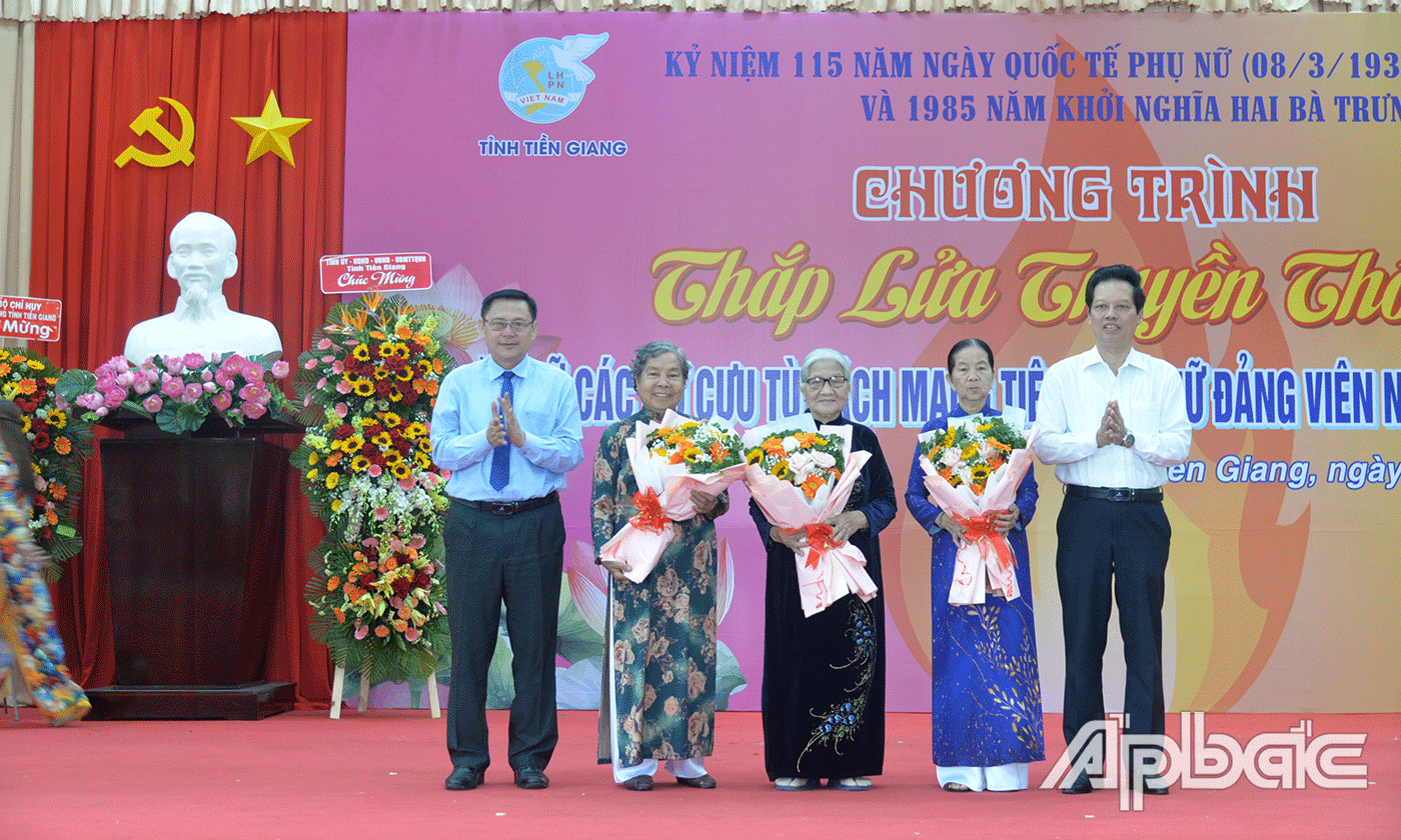 Lãnh đạo tỉnh tặng hoa cho đại biểu tham gia giao lưu.