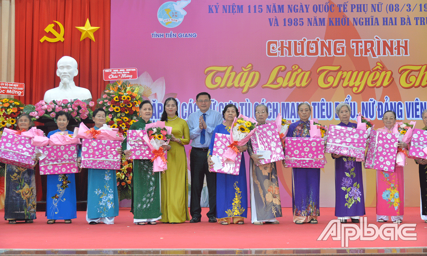 Tăng quà cho các cô cựu tù tiêu biểu.