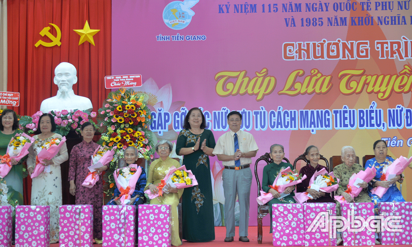 Tặng quà cho các nữ đảng viên nhiều năm tuổi Đảng.