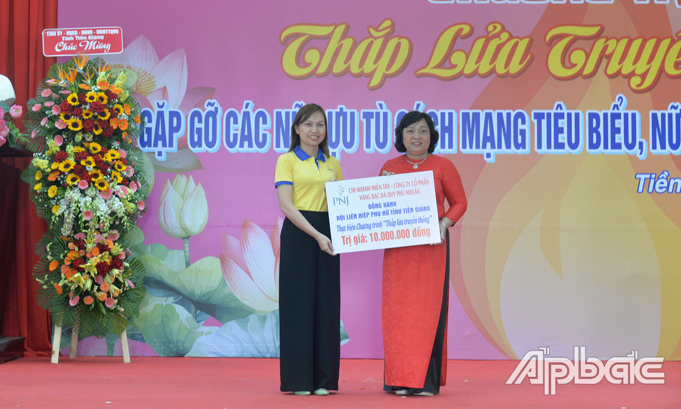 Công ty Cổ phần vàng bạc đá quý Phú Nhuận PNJ, chi nhánh Miền Tây trao bảng tượng trưng hỗ trợ 10 triệu đồng cho Hội LHPN tỉnh.