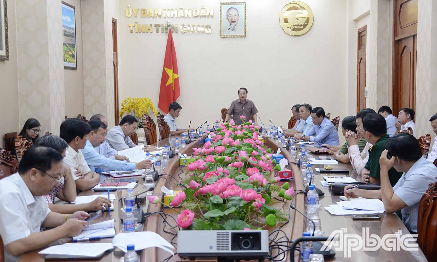 Các đại biểu làm việc tại cuộc họp.
