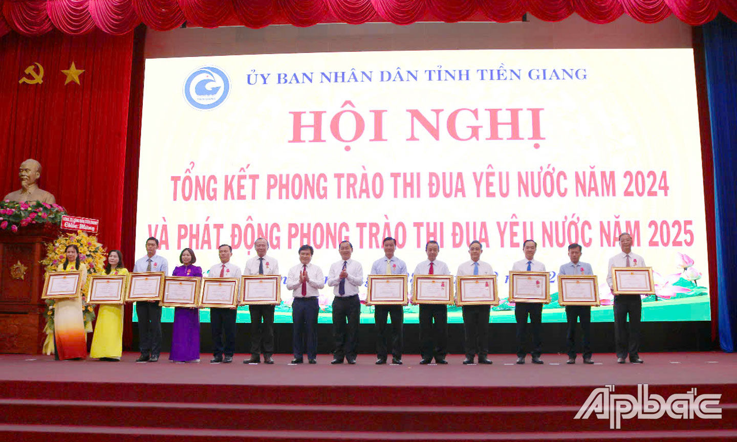  Xã Hiệp Đức (thứ 4 bên phải qua) đón nhận Huân chương Lao động hạng Ba của Chủ tịch nước.