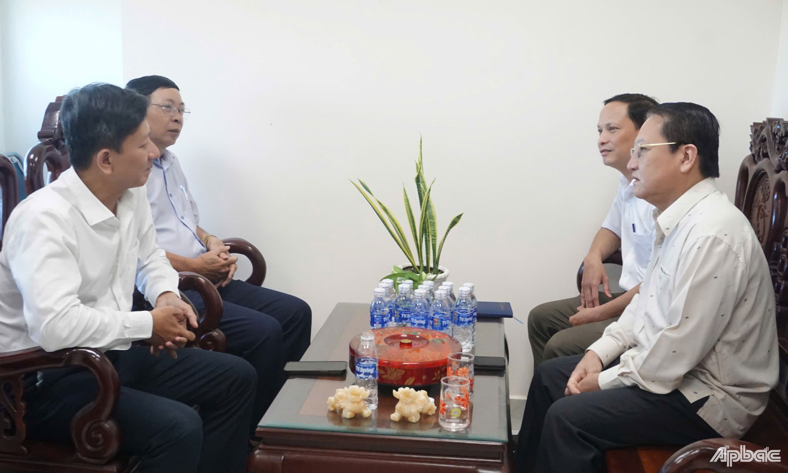 Đồng chí Phạm Văn Trọng kiểm tra hoạt động của Sở Xây dựng.