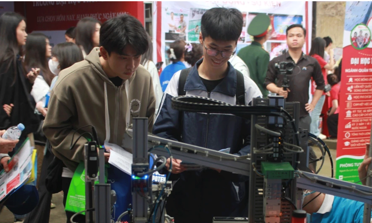 Học sinh trải nghiệm thiết bị máy móc của Trường Cao đẳng Cơ điện Hà Nội tại Ngày hội tư vấn, tuyển sinh hướng nghiệp năm 2024. Ảnh: Website nhà trường