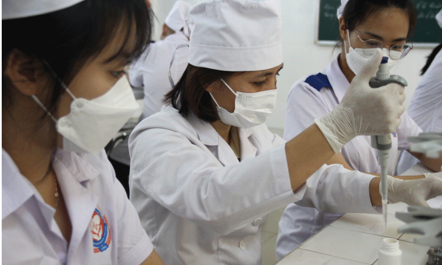 Giờ thực hành của sinh viên Trường Cao đẳng Y tế Đặng Văn Ngữ. Ảnh: Sỹ Điền 