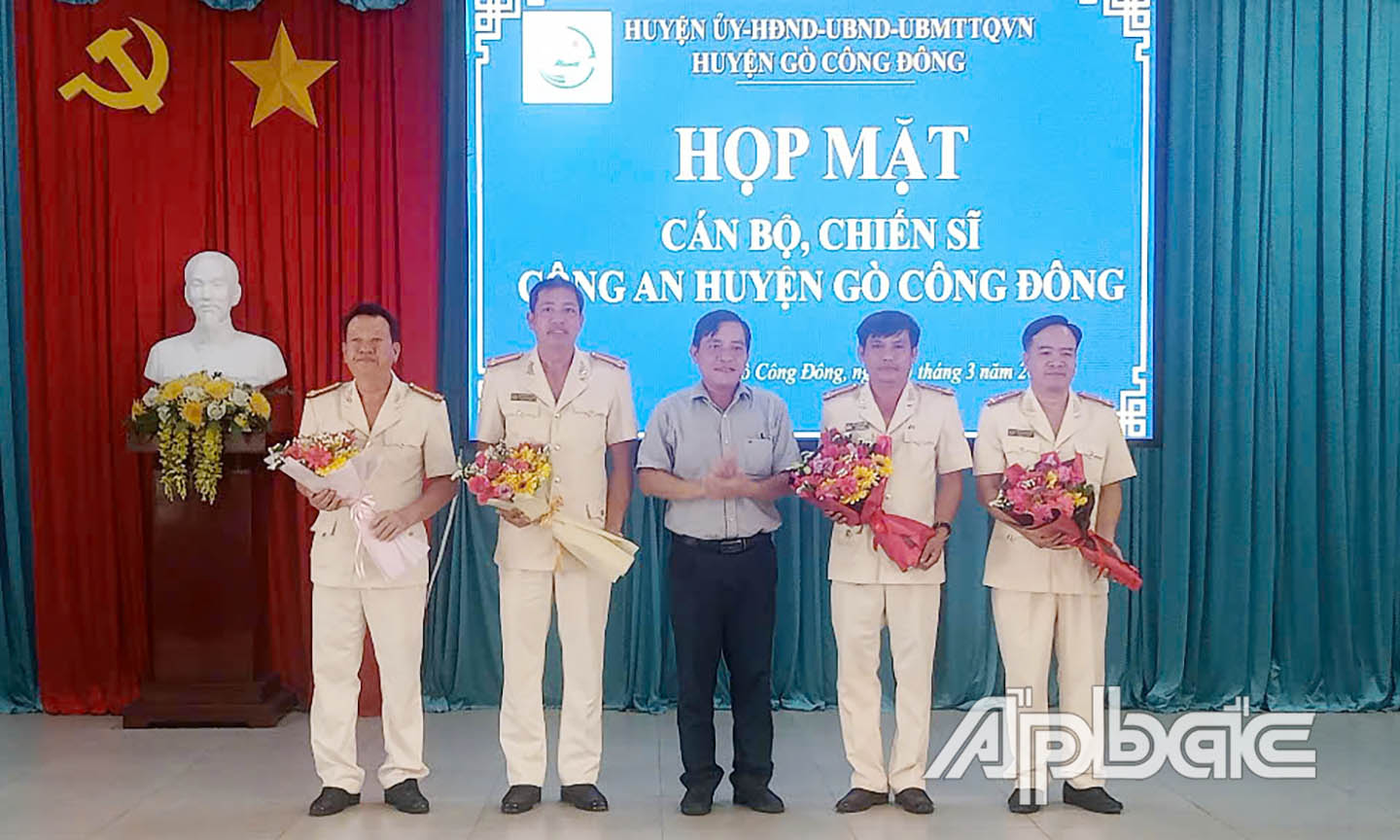Lãnh đạo huyện trao hoa 
