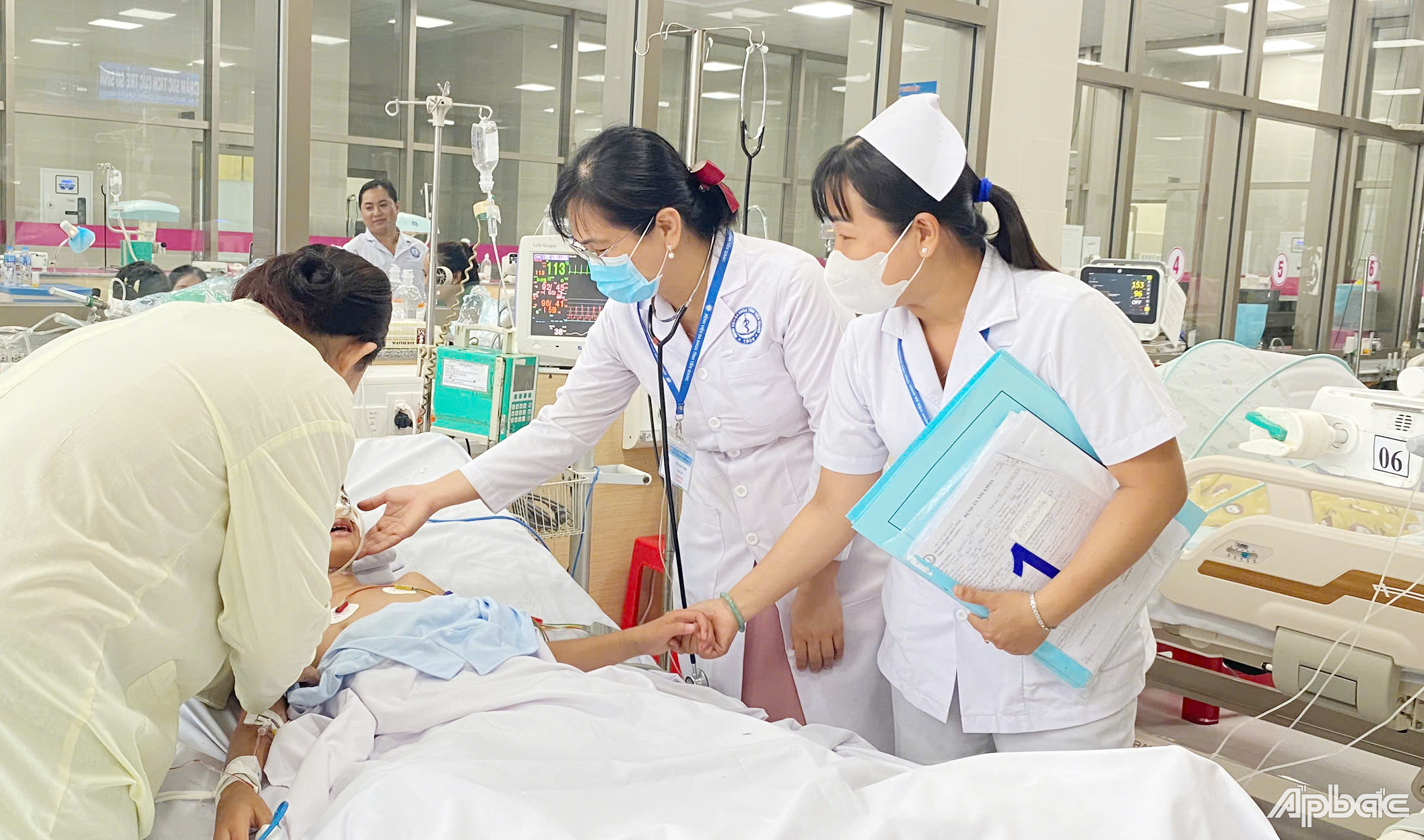 Bé P hồi phục trong niềm hạnh phúc của người thân và đội ngũ bác sĩ Khoa hồi sức tích cực – Chống độc nhi, Bệnh viện đa khoa Tiền Giang