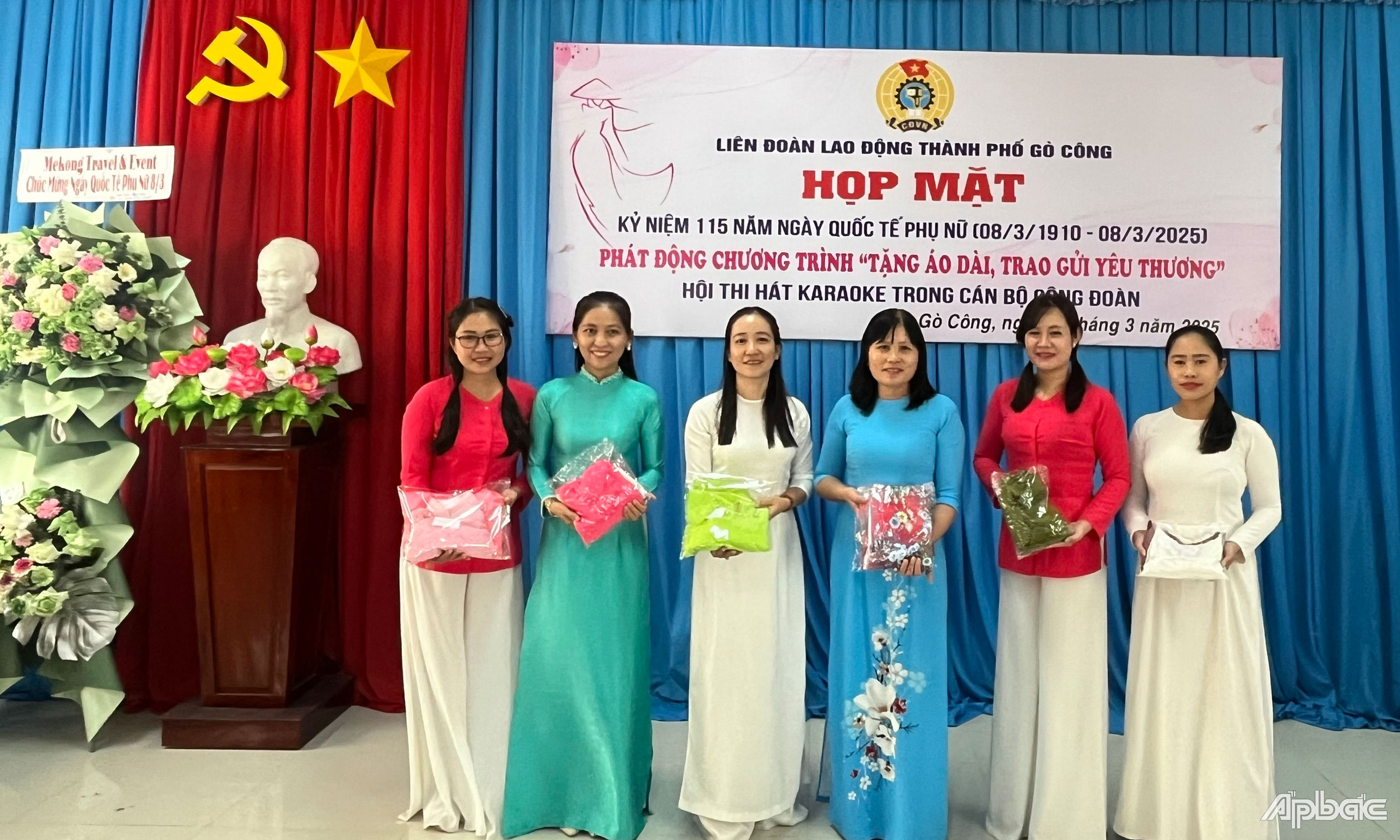 Các CĐCS trao tặng áo dài cho công đoàn viên.