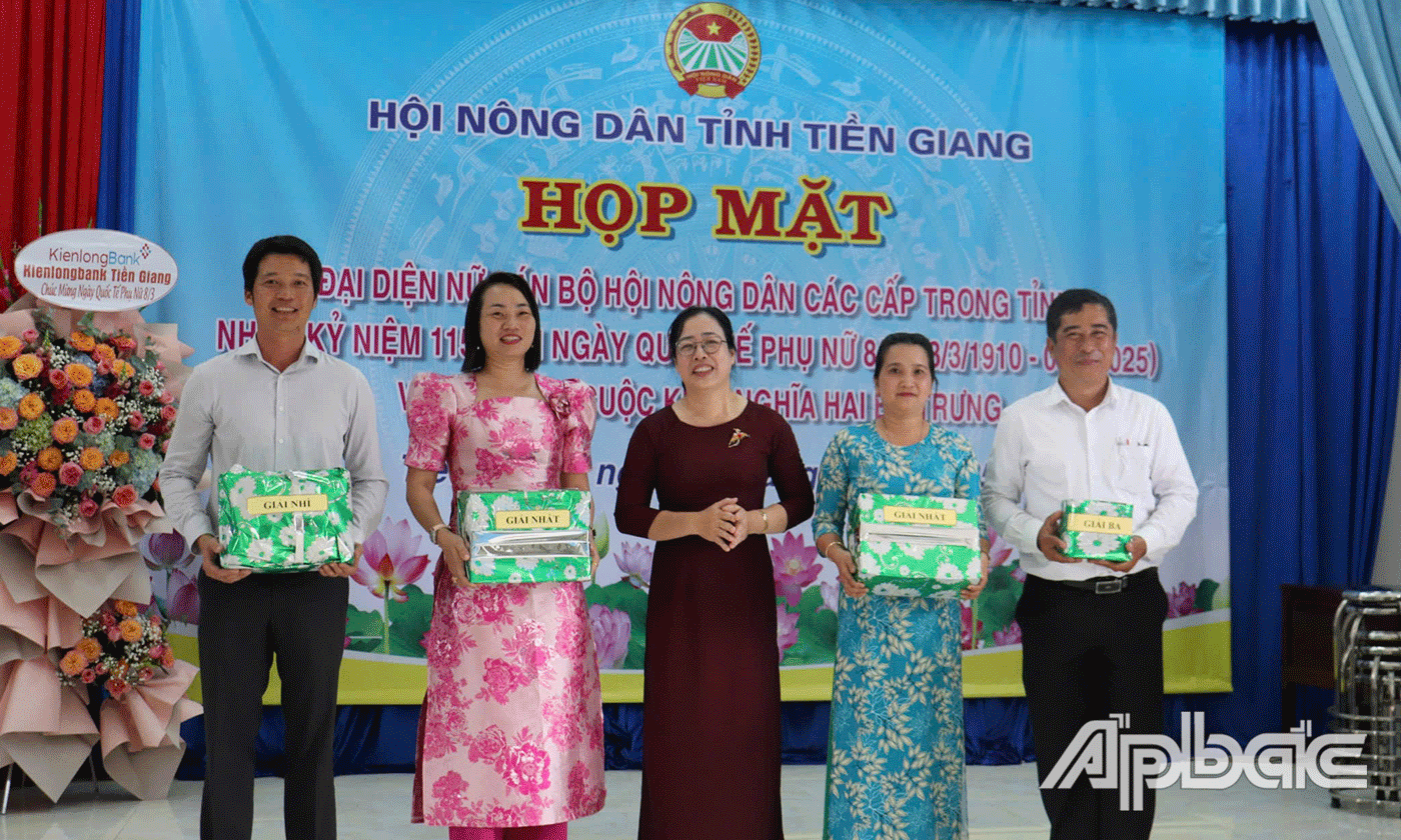 Trao giải cho các đội tham gia hát karaoke.