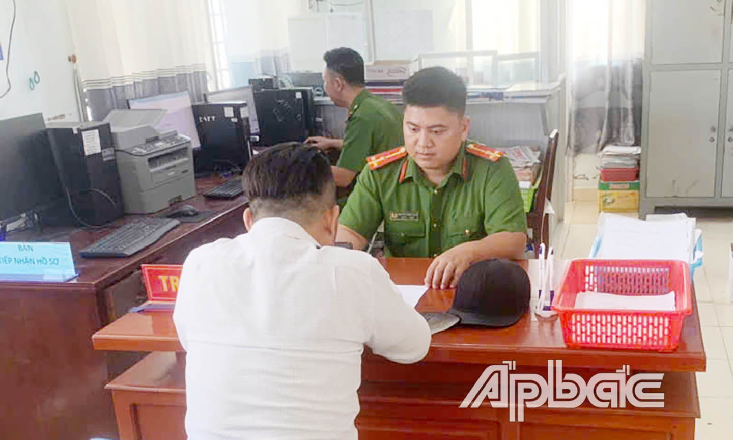 Người dân đến làm viêc tại Công an thị trấn Chợ Gạo.