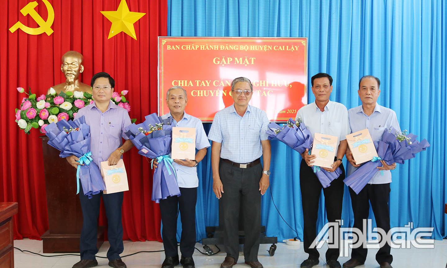 Bí thư Huyện ủy tặng hoa và quà cho 2 đồng chí nghỉ hưu và 2 đồng chí chuyển công tác.
